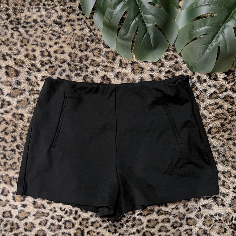 FOREVER 21 BLACK SHORTS SIZE L